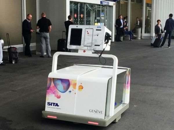 瑞士机场托运行李，使唤机器人就行